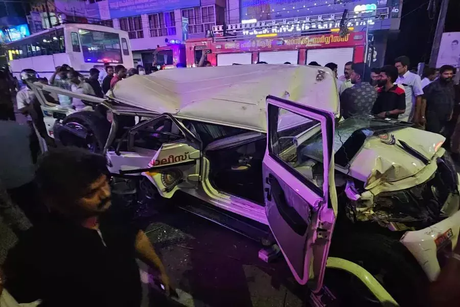 ബ്രേക്ക് പോയി; പോലിസ് ജീപ്പിലേക്ക് കെഎസ്ആര്‍ടിസി ബസ് ഇടിച്ചുകയറി: പോലിസുകാര്‍ക്കും പ്രതികള്‍ക്കും പരിക്ക്