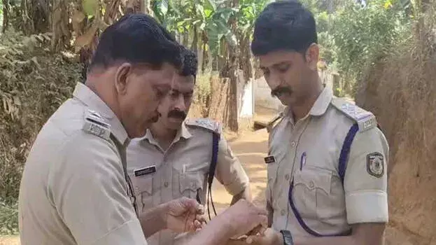 സ്കൂള് ബസ് കടന്നുപോയതിനു പിന്നാലെ റോഡില് സ്ഫോടനം സ്കൂള് ബസ് കടന്നുപോയതിനു പിന്നാലെ റോഡില് സ്ഫോടനം