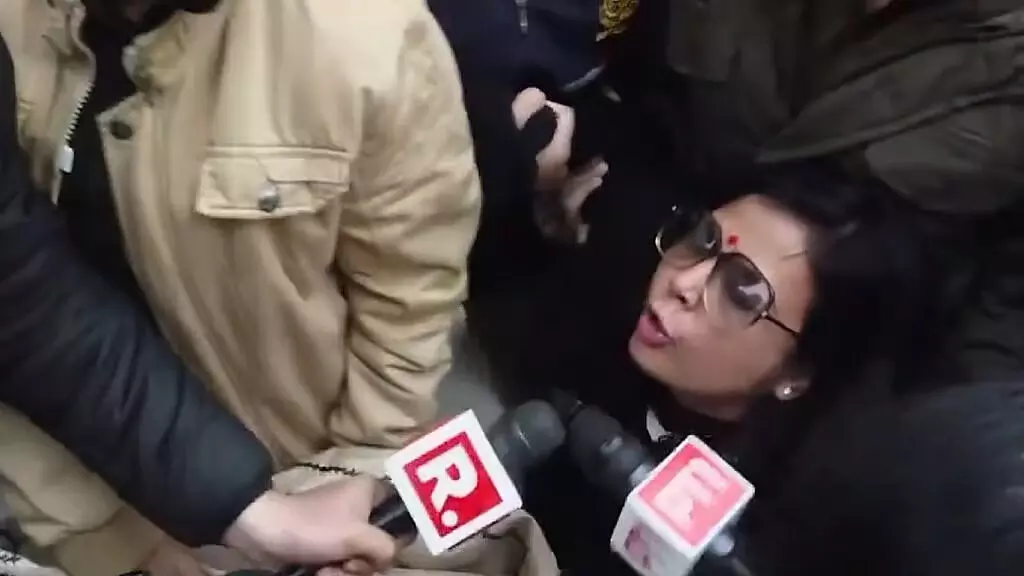 ഇഡി റെയ്ഡിനെതിരായ പ്രതിഷേധം; തൃണമൂല് കോണ്ഗ്രസ് എംപിമാര് അറസ്റ്റില് ഇഡി റെയ്ഡിനെതിരായ പ്രതിഷേധം; തൃണമൂല് കോണ്ഗ്രസ് എംപിമാര് അറസ്റ്റില്