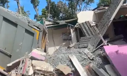 ലോറി വീടിന് മുകളിലേക്ക് മറിഞ്ഞു; ഡ്രൈവര്‍ക്ക് പരിക്ക്