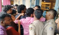 ആര്‍ത്തവത്തിന്റെ പേരില്‍ ആക്ഷേപം; തുമ്പ സെന്റ് സേവിയേഴ്‌സില്‍ അധ്യാപകനെതിരേ നടപടിയാവശ്യപ്പെട്ട് വിദ്യാര്‍ഥികളുടെ പ്രതിഷേധം