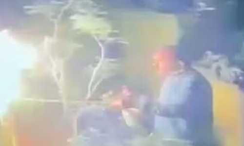 സ്വത്ത് തര്ക്കം; വീടിന് തീയിടാന് ശ്രമിച്ച അനുജന് പൊള്ളലേറ്റു സ്വത്ത് തര്ക്കം; വീടിന് തീയിടാന് ശ്രമിച്ച അനുജന് പൊള്ളലേറ്റു