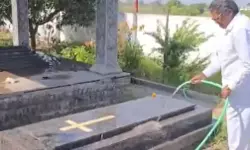 ജീവിച്ചിരിക്കെ സ്വന്തമായി കല്ലറ പണിത നക്ക ഇന്ദ്രയ്യ മരണപ്പെട്ടു ജീവിച്ചിരിക്കെ സ്വന്തമായി കല്ലറ പണിത നക്ക ഇന്ദ്രയ്യ മരണപ്പെട്ടു