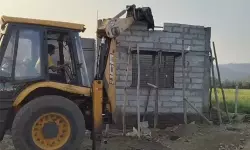 20 ലക്ഷം രൂപ ചെലവില്‍ സ്‌കൂള്‍ നിര്‍മിച്ച് മുസ്‌ലിം മധ്യവയസ്‌കന്‍; മദ്രസയുണ്ടെന്ന് ഹിന്ദുത്വരുടെ കിംവദന്തി; കെട്ടിടം പൊളിച്ച് അധികൃതര്‍