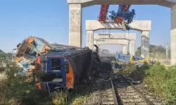 തായ്ലന്‍ഡില്‍ ഓടിക്കൊണ്ടിരുന്ന ട്രെയിനിന് മുകളില്‍ ക്രെയിന്‍ വീണ് അപകടം; 22 മരണം