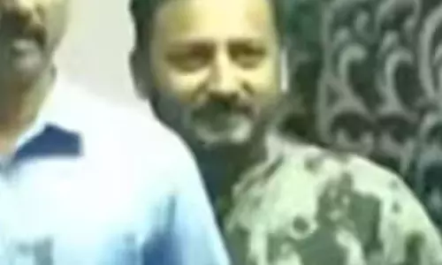 രാഹുലിനെ ഹോട്ടലില് എത്തിച്ച് തെളിവെടുത്തു രാഹുലിനെ ഹോട്ടലില് എത്തിച്ച് തെളിവെടുത്തു