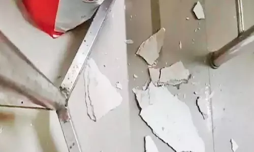 കൊല്ലം ജില്ലാ ആശുപത്രിയില്‍ ശസ്ത്രക്രിയ കഴിഞ്ഞ രോഗിയുടെ  ശരീരത്തിലേക്ക്  മേല്‍ക്കൂര പാളി അടര്‍ന്നുവീണു