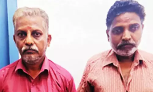 ശബരിമല ഭണ്ഡാരത്തില്നിന്ന് വിദേശകറന്സി വായ്ക്കുള്ളിലാക്കി കടത്തി; രണ്ട് ദേവസ്വം ജീവനക്കാര് പിടിയില് ശബരിമല ഭണ്ഡാരത്തില്നിന്ന് വിദേശകറന്സി വായ്ക്കുള്ളിലാക്കി കടത്തി; രണ്ട് ദേവസ്വം ജീവനക്കാര് പിടിയില്