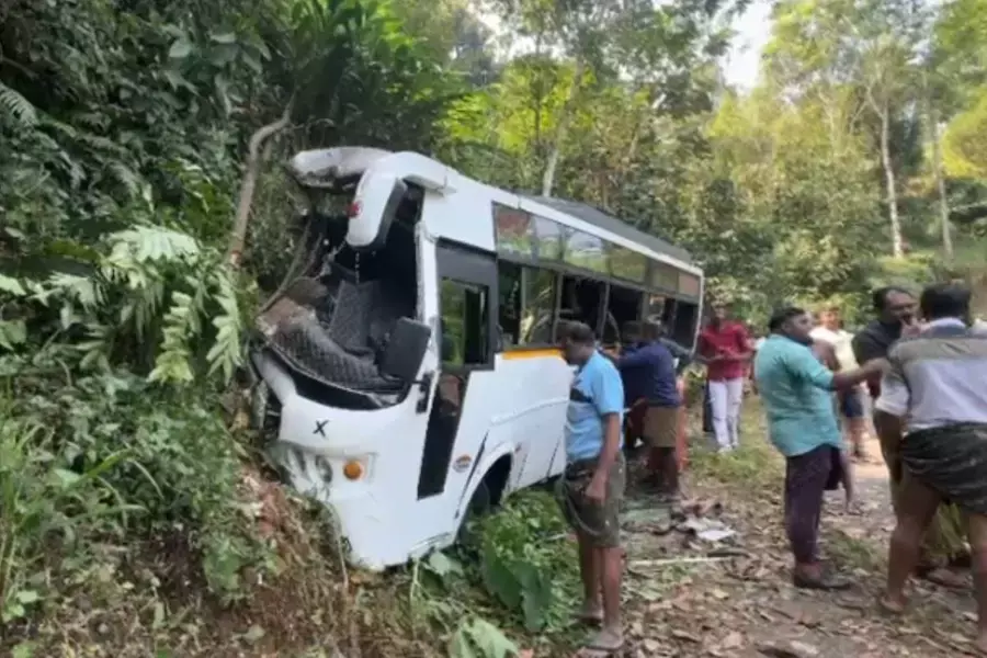 ഇടുക്കിയില്‍ വിനോദസഞ്ചാരികളുടെ ബസ് മറിഞ്ഞ് നിരവധിപേര്‍ക്ക് പരിക്ക്
