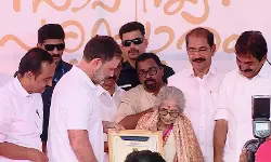 പ്രിയദര്‍ശിനി സാഹിത്യ പുരസ്‌കാരം പ്രൊഫ. എം ലീലാവതി ടീച്ചര്‍ക്ക് സമ്മാനിച്ച് രാഹുല്‍ ഗാന്ധി