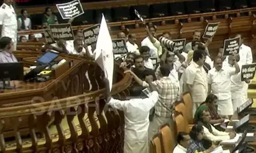 നിയമസഭയില് പോറ്റിയെ കേറ്റിയേ പാട്ടുമായി പ്രതിപക്ഷം നിയമസഭയില് പോറ്റിയെ കേറ്റിയേ പാട്ടുമായി പ്രതിപക്ഷം