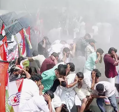 ശബരിമല സ്വര്ണക്കൊള്ള; നിയമസഭയ്ക്ക് മുന്നില് യൂത്ത് കോണ്ഗ്രസ് നടത്തിയ മാര്ച്ചില് സംഘര്ഷം ശബരിമല സ്വര്ണക്കൊള്ള; നിയമസഭയ്ക്ക് മുന്നില് യൂത്ത് കോണ്ഗ്രസ് നടത്തിയ മാര്ച്ചില് സംഘര്ഷം