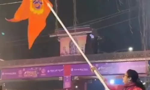 ആര്‍എസ്എസ് പതാകയുമായി ഉഡുപ്പി ഡെപ്യൂട്ടി കമ്മീഷണര്‍; നടപടി വേണമെന്ന് കോണ്‍ഗ്രസ്