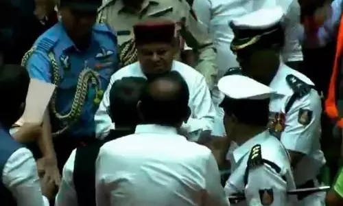 കര്ണാടകയില് ഗവര്ണറും സര്ക്കാരും തമ്മില് പോര് രൂക്ഷം; നയപ്രഖ്യാപന പ്രസംഗം നടത്തുന്നതിനിടെ ഇറങ്ങിപ്പോയി ഗവര്ണര് കര്ണാടകയില് ഗവര്ണറും സര്ക്കാരും തമ്മില് പോര് രൂക്ഷം; നയപ്രഖ്യാപന പ്രസംഗം നടത്തുന്നതിനിടെ ഇറങ്ങിപ്പോയി ഗവര്ണര്