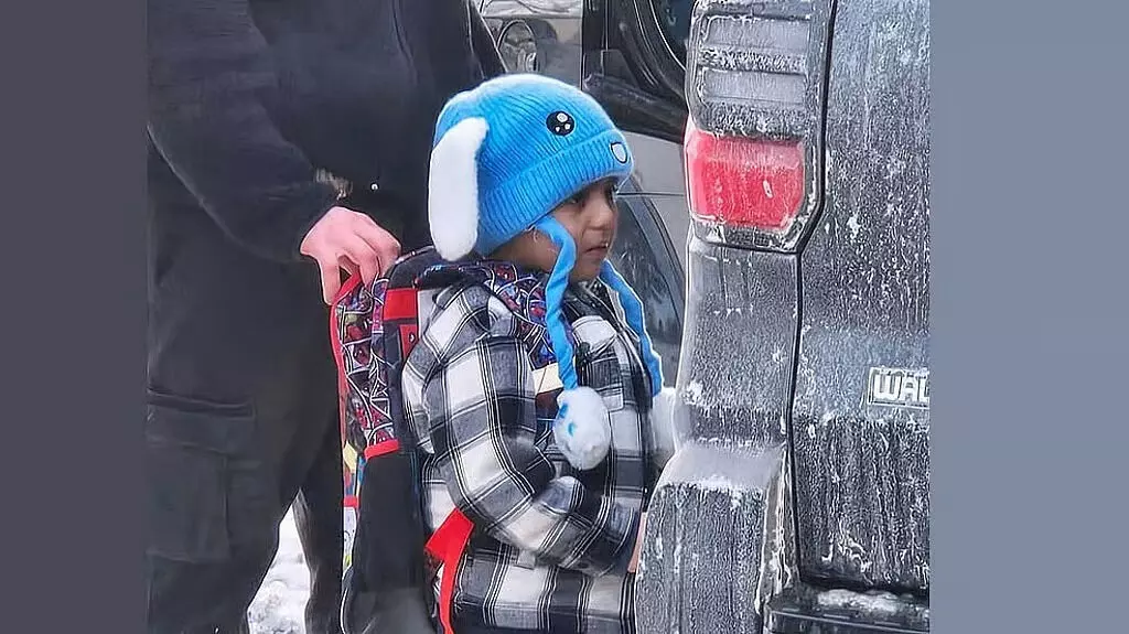 അഞ്ച് വയസ്സുകാരനെ കസ്റ്റഡിയിലെടുത്ത് യുഎസ് ഫെഡറല് ഇമിഗ്രേഷന് ഉദ്യോഗസ്ഥര്, മനുഷ്യാവകാശ ലംഘനമെന്ന് വിമര്ശനം അഞ്ച് വയസ്സുകാരനെ കസ്റ്റഡിയിലെടുത്ത് യുഎസ് ഫെഡറല് ഇമിഗ്രേഷന് ഉദ്യോഗസ്ഥര്, മനുഷ്യാവകാശ ലംഘനമെന്ന് വിമര്ശനം