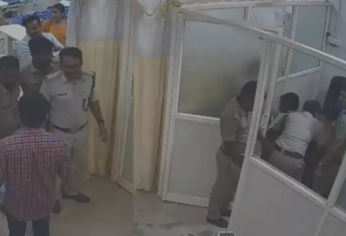 കണ്ണൂര് ജില്ലാ ആശുപത്രിയുടെ ക്യാബിന് ചില്ലുകള് പോക്സോ കേസ് പ്രതി അടിച്ചു തകര്ത്തു കണ്ണൂര് ജില്ലാ ആശുപത്രിയുടെ ക്യാബിന് ചില്ലുകള് പോക്സോ കേസ് പ്രതി അടിച്ചു തകര്ത്തു