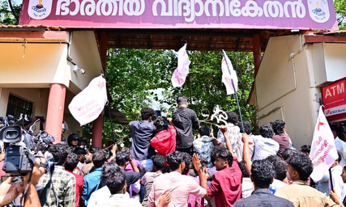 സ്‌കൂളുകളെ മാനേജ്‌മെന്റ ശാഖകളാക്കി മാറ്റുന്നു; വ്യാസ വിദ്യാപീഠത്തിലെ വിദ്യാര്‍ഥിനിയുടെ ആത്മഹത്യയില്‍ പ്രതിഷേധിച്ച് മാര്‍ച്ച് സംഘടിപ്പിച്ച് എസ്എഫ്‌ഐ