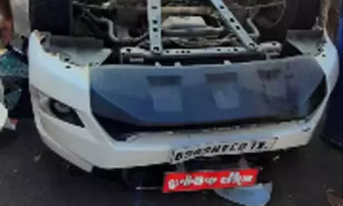 പത്തനംതിട്ട കലക്ടറുടെ കാര്‍ മറിഞ്ഞു