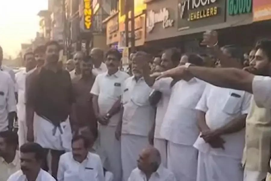 രക്തസാക്ഷി ഫണ്ട് തട്ടിപ്പ്; പയ്യന്നൂര് എംഎല്എയുടെ രാജിയാവശ്യപ്പെട്ട് കോണ്ഗ്രസ് പ്രതിഷേധത്തില് സിപിഎം പ്രവര്ത്തകര് ആക്രമിച്ചെന്ന് ആരോപണം രക്തസാക്ഷി ഫണ്ട് തട്ടിപ്പ്; പയ്യന്നൂര് എംഎല്എയുടെ രാജിയാവശ്യപ്പെട്ട് കോണ്ഗ്രസ് പ്രതിഷേധത്തില് സിപിഎം പ്രവര്ത്തകര് ആക്രമിച്ചെന്ന് ആരോപണം