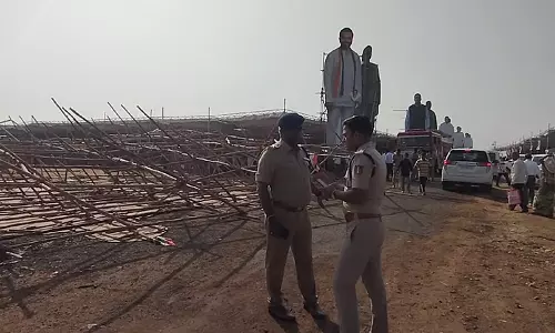 ഭവന കൈമാറ്റ പരിപാടിക്കിടെ കട്ടൗട്ടുകള്‍ തകര്‍ന്നുവീണ് അപകടം; നാലുപേര്‍ക്ക് പരിക്ക്