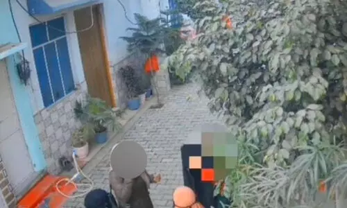 റെസ്റ്ററന്റില് ഭക്ഷണം കഴിക്കാന് പോവാന് ഹിന്ദു പെണ്കുട്ടി ബുര്ഖ ധരിച്ചു; അഞ്ച് മുസ്ലിം പെണ്കുട്ടികള്ക്കെതിരേ കേസ് റെസ്റ്ററന്റില് ഭക്ഷണം കഴിക്കാന് പോവാന് ഹിന്ദു പെണ്കുട്ടി ബുര്ഖ ധരിച്ചു; അഞ്ച് മുസ്ലിം പെണ്കുട്ടികള്ക്കെതിരേ കേസ്