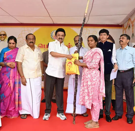 പൊങ്കലിന് തമിഴ്നാട് സര്ക്കാര് വിതരണംചെയ്ത സൗജന്യ മുണ്ടും സാരിയും കേരളത്തിലെത്തിച്ച് വില്ക്കുന്നതായി പരാതി പൊങ്കലിന് തമിഴ്നാട് സര്ക്കാര് വിതരണംചെയ്ത സൗജന്യ മുണ്ടും സാരിയും കേരളത്തിലെത്തിച്ച് വില്ക്കുന്നതായി പരാതി