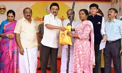 പൊങ്കലിന് തമിഴ്‌നാട് സര്‍ക്കാര്‍ വിതരണംചെയ്ത സൗജന്യ മുണ്ടും സാരിയും കേരളത്തിലെത്തിച്ച് വില്‍ക്കുന്നതായി പരാതി