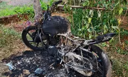 വി കുഞ്ഞികൃഷ്ണന് അനുകൂലമായി പ്രകടനം നടത്തിയ ആളുടെ ബൈക്ക് കത്തിച്ചു വി കുഞ്ഞികൃഷ്ണന് അനുകൂലമായി പ്രകടനം നടത്തിയ ആളുടെ ബൈക്ക് കത്തിച്ചു