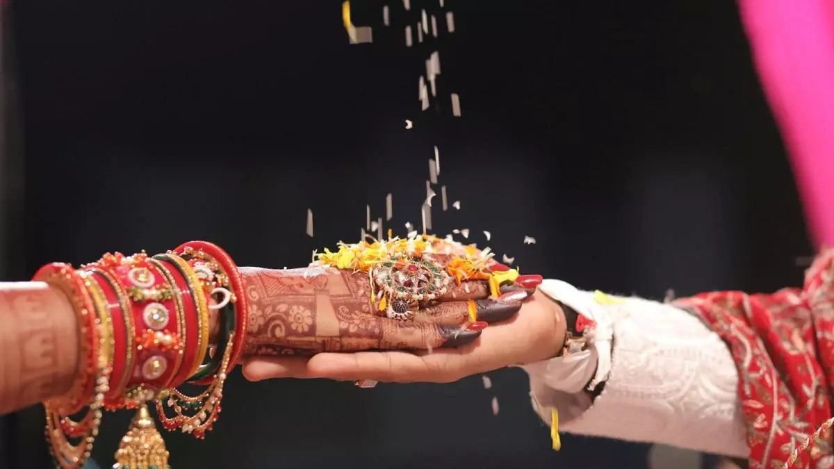 സ്ത്രീധനം കുറഞ്ഞെന്ന്; യുവതിയെ കഴുത്തു ഞെരിച്ചു കൊന്നു