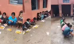 റിപ്പബ്ലിക് ദിനാഘോഷം: മധ്യപ്രദേശിലെ സര്‍ക്കാര്‍ സ്‌കൂളില്‍ കുട്ടികള്‍ക്ക് പുസ്തകത്താളുകളില്‍ ഭക്ഷണം