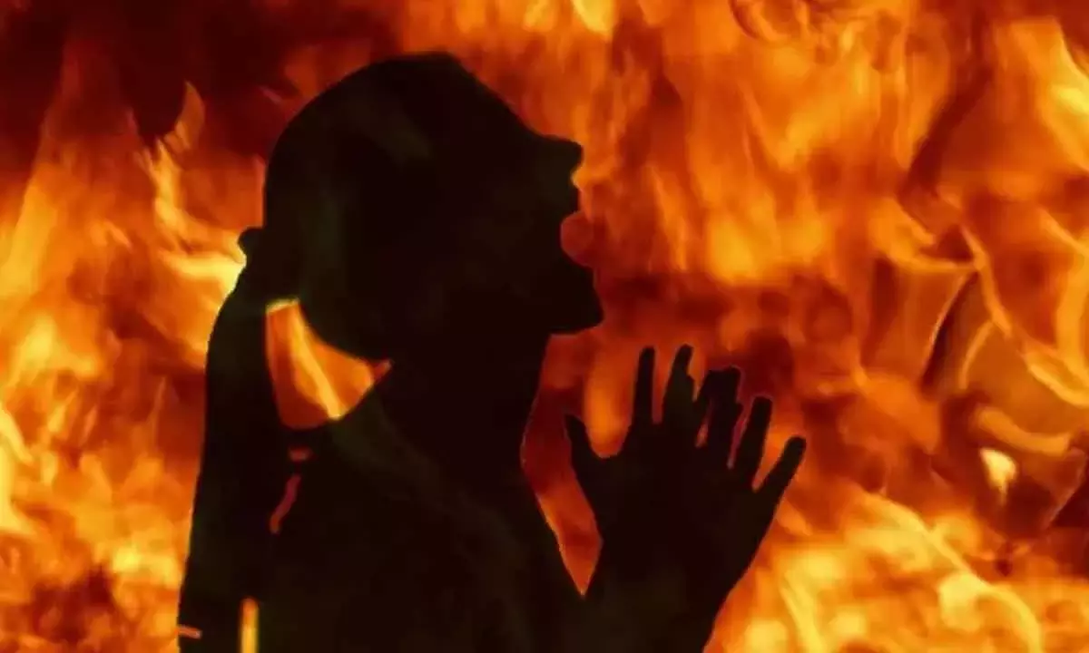 സ്വര്‍ണമാല നല്‍കാത്തതിന്റെ പേരില്‍ ഗര്‍ഭിണിയെ തീകൊളുത്തി കൊലപ്പെടുത്തി; ഭര്‍ത്താവിന്റെ മാതാപിതാക്കള്‍ക്കെതിരേ കേസ്