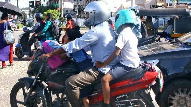 ഹെല്‍മറ്റ് ധരിക്കാതെയുള്ള യാത്ര; ഒരാഴ്ചത്തെ പരിശോധനയില്‍ സംസ്ഥാനത്താകെ പിഴയിട്ടത് രണ്ടരക്കോടിയിലേറെ രൂപ