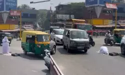 സ്വത്തുതര്‍ക്കം; നടുറോഡില്‍ നിസ്‌കരിച്ച് യുവതി