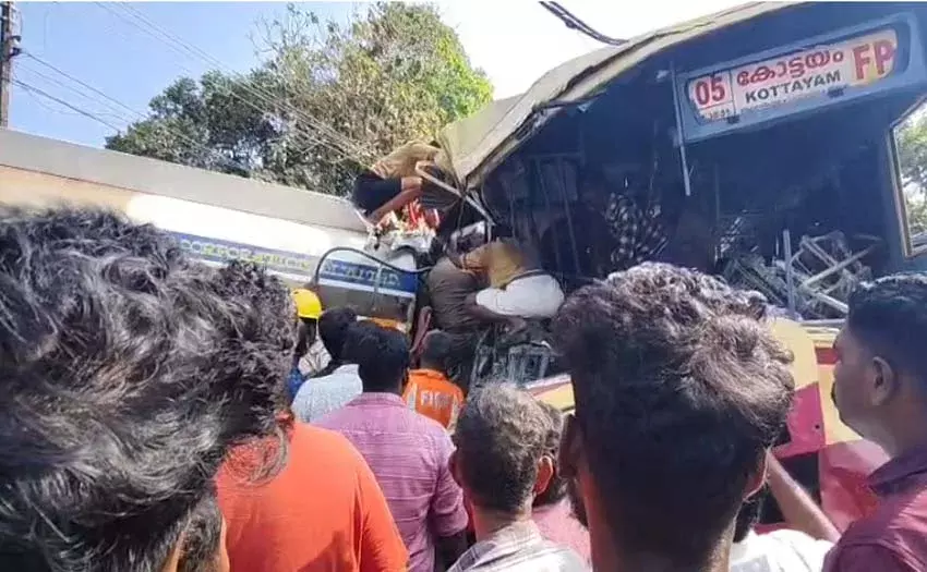 കെഎസ്ആര്‍ടിസി ബസുകളും ടാങ്കര്‍ ലോറിയും കൂട്ടിയിടിച്ച് അപകടം; ലോറി ഡ്രൈവര്‍ മരിച്ചു