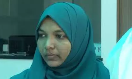 ആരോഗ്യ മന്ത്രിയുടെ വസതിക്ക് മുന്നില്‍ സമരം തുടങ്ങി ഹര്‍ഷിന; വീണാ ജോര്‍ജ് പറ്റിച്ചു, കെട്ടിപ്പിടിച്ച് ഉമ്മ വച്ചതല്ലാതെ നീതി ലഭിച്ചില്ലെന്ന് ഹര്‍ഷിന