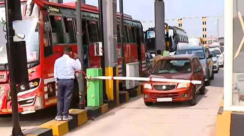 വെട്ടിച്ചിറയില് ടോള് പിരിവ്, പ്രതിഷേധവുമായി നാട്ടുകാര് വെട്ടിച്ചിറയില് ടോള് പിരിവ്, പ്രതിഷേധവുമായി നാട്ടുകാര്