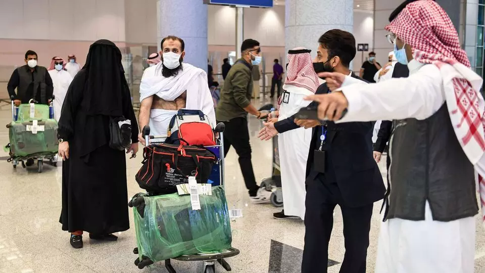 സൗദിയില് സ്വദേശിവല്ക്കരണം ശക്തമാക്കുന്നു; നാലു പ്രധാന തസ്തികകളില് വിദേശികള്ക്ക് നിയന്ത്രണം സൗദിയില് സ്വദേശിവല്ക്കരണം ശക്തമാക്കുന്നു; നാലു പ്രധാന തസ്തികകളില് വിദേശികള്ക്ക് നിയന്ത്രണം