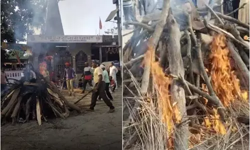 ദലിത് വൃദ്ധയുടെ മൃതദേഹം പൊതു റോഡില് വച്ച് സംസ്കരിച്ച് കുടുംബം ദലിത് വൃദ്ധയുടെ മൃതദേഹം പൊതു റോഡില് വച്ച് സംസ്കരിച്ച് കുടുംബം