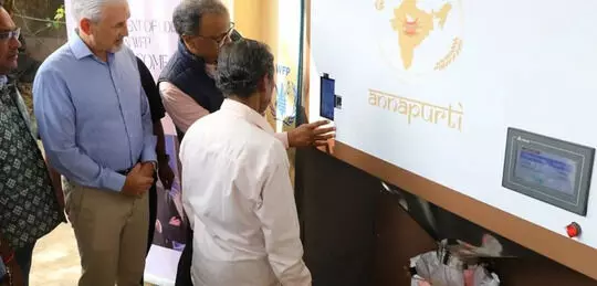 എടിഎമ്മില് നിന്ന് ഇനി ധാന്യം കൈപ്പറ്റാം; ഗ്രെയിന് എടിഎമ്മിന് തുടക്കമിട്ട് ബിഹാര് എടിഎമ്മില് നിന്ന് ഇനി ധാന്യം കൈപ്പറ്റാം; ഗ്രെയിന് എടിഎമ്മിന് തുടക്കമിട്ട് ബിഹാര്