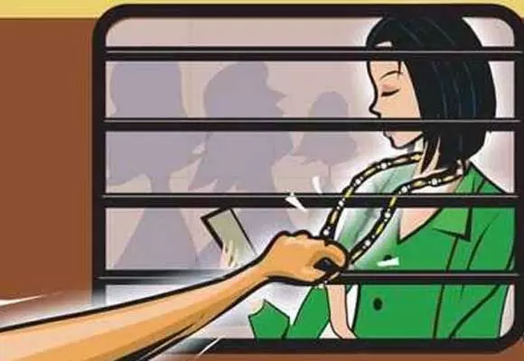 പരപ്പനങ്ങാടിയില് സ്വര്ണമെന്നു കരുതി യാത്രക്കാരിയുടെ മുക്കുപണ്ടം പൊട്ടിച്ചു; ട്രെയിനില് നിന്ന് ചാടിയ യുവാവ് പോലിസിന്റെ പിടിയില് പരപ്പനങ്ങാടിയില് സ്വര്ണമെന്നു കരുതി യാത്രക്കാരിയുടെ മുക്കുപണ്ടം പൊട്ടിച്ചു; ട്രെയിനില് നിന്ന് ചാടിയ യുവാവ് പോലിസിന്റെ പിടിയില്