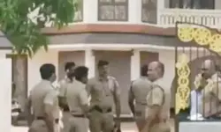 മാന്നാറില് പ്രവാസിയുടെ വീട്ടില് മോഷണം; 20 പവന് സ്വര്ണം ഉള്പ്പെടെ വിലപിടിപ്പുള്ള സാധനങ്ങള് നഷ്ടപ്പെട്ടു മാന്നാറില് പ്രവാസിയുടെ വീട്ടില് മോഷണം; 20 പവന് സ്വര്ണം ഉള്പ്പെടെ വിലപിടിപ്പുള്ള സാധനങ്ങള് നഷ്ടപ്പെട്ടു