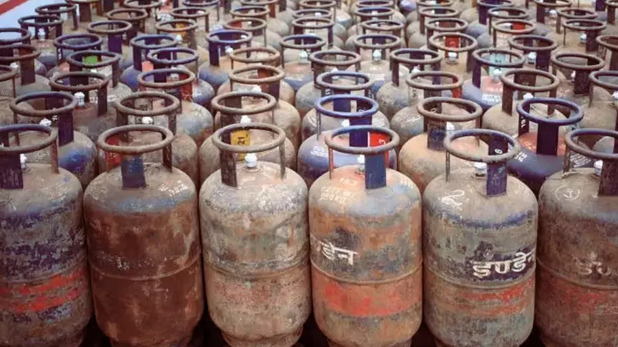 വാണിജ്യ പാചക വാതക സിലിണ്ടറിന്റെ വില വീണ്ടും ഉയര്ന്നു; കൂടിയത് 49 രൂപ വാണിജ്യ പാചക വാതക സിലിണ്ടറിന്റെ വില വീണ്ടും ഉയര്ന്നു; കൂടിയത് 49 രൂപ