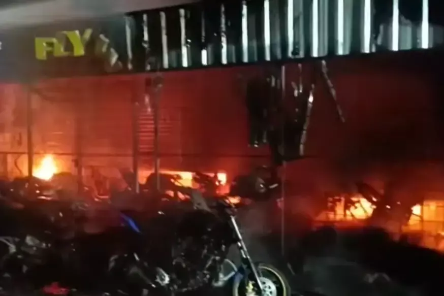 ബൈക്ക് വര്‍ക്ക്‌ഷോപ്പില്‍ തീപിടിത്തം; 26 വാഹനങ്ങള്‍ കത്തിനശിച്ചു