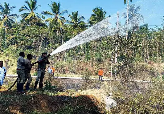 ചെറുതുരുത്തിയില്‍ റെയില്‍വേ ട്രാക്കിനോട് ചേര്‍ന്ന് തീപിടിത്തം