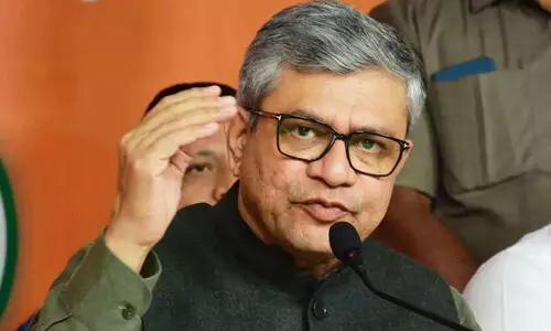 അതിവേഗ റെയില്പാത സംബന്ധിച്ച ചോദ്യങ്ങളില് നിന്ന് ഒഴിഞ്ഞുമാറി കേന്ദ്ര റെയില്വേ മന്ത്രി അതിവേഗ റെയില്പാത സംബന്ധിച്ച ചോദ്യങ്ങളില് നിന്ന് ഒഴിഞ്ഞുമാറി കേന്ദ്ര റെയില്വേ മന്ത്രി