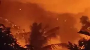 കളമശ്ശേരി എച്ച്എംടി കോളനിയില് വന് തീപ്പിടിത്തം; ആളപായമില്ല, തീയണയ്ക്കല് ശ്രമം തുടരുന്നു കളമശ്ശേരി എച്ച്എംടി കോളനിയില് വന് തീപ്പിടിത്തം; ആളപായമില്ല, തീയണയ്ക്കല് ശ്രമം തുടരുന്നു