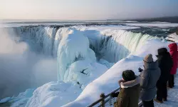 കനത്ത ശൈത്യത്തില്‍ തണുത്തുറഞ്ഞ് നയാഗ്ര വെള്ളച്ചാട്ടം