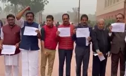 ബജറ്റിലെ അവഗണന; പാര്‍ലമെന്റിന് പുറത്ത് കേരള എംപിമാരുടെ പ്രതിഷേധം, വീഡിയോ