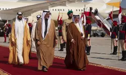 കുവൈത്ത് ദേശീയദിനാഘോഷങ്ങള്‍ക്ക് തുടക്കം; ബയാന്‍ കൊട്ടരത്തില്‍ അമീര്‍ ദേശീയ പതാക ഉയര്‍ത്തി