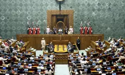 ലോക്സഭയില് ഭരണ പ്രതിപക്ഷ ബഹളം; സഭ നിര്ത്തിവച്ചു ലോക്സഭയില് ഭരണ പ്രതിപക്ഷ ബഹളം; സഭ നിര്ത്തിവച്ചു